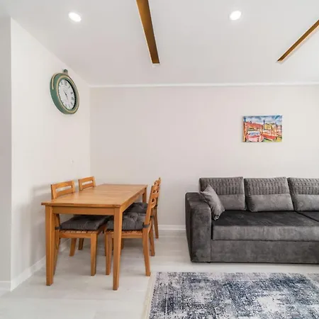 Appartement Lovely With Central Location Walking Distance To Beach In Muratpasa,