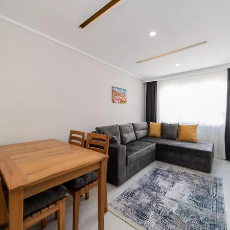 Lovely With Central Location Walking Distance To Beach In Muratpasa, Appartement