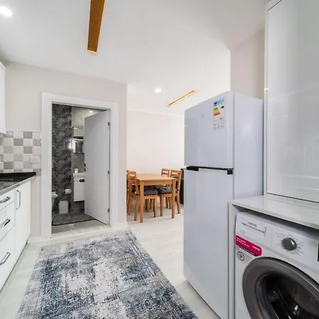 Lovely With Central Location Walking Distance To Beach In Muratpasa, Apartament Antalya